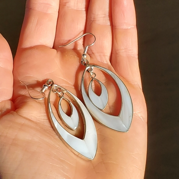 Elegant mother of pearl dangle earrings - Picture 3 of 3